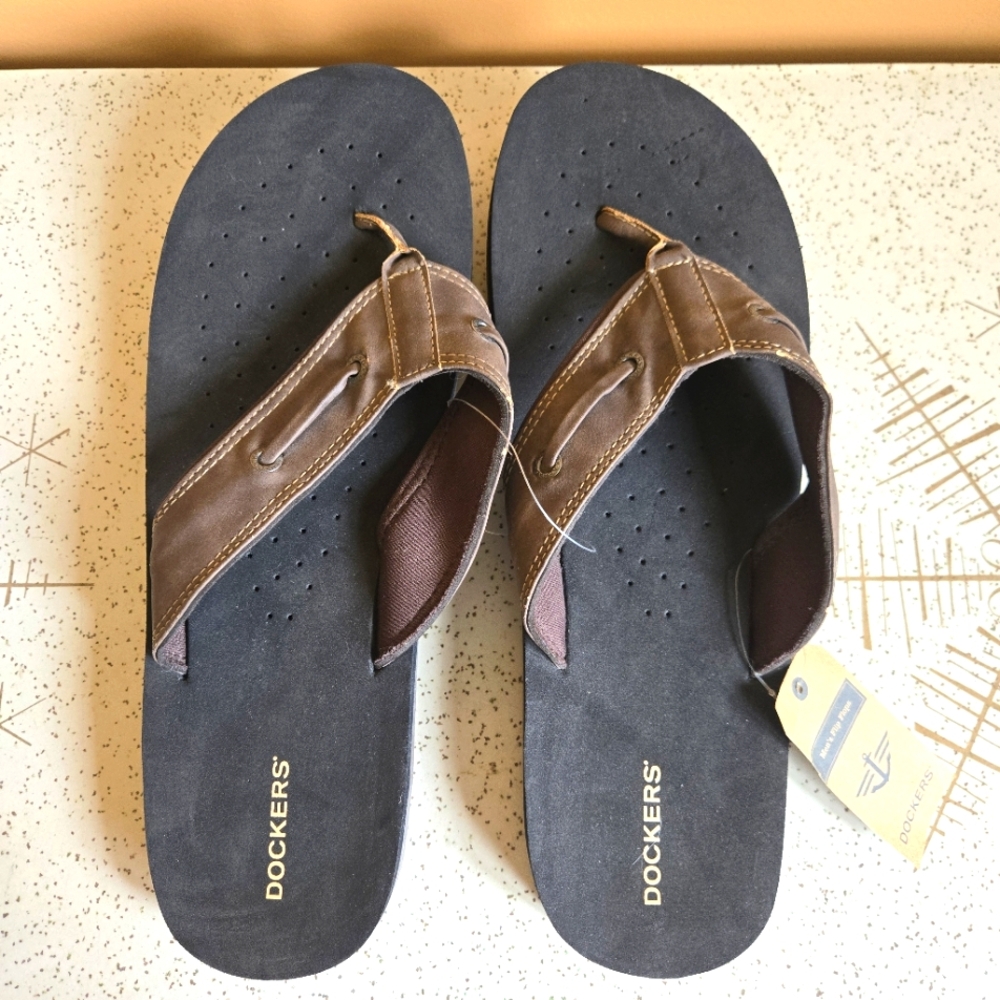 Dockers Leather Flip Flops NWT, XL (11-12)